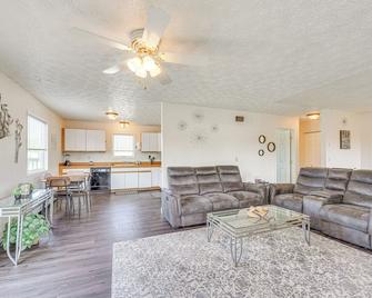 5 Mi to State Park: Mtn-view Apt in Anchorage - Anchorage - Sala de estar