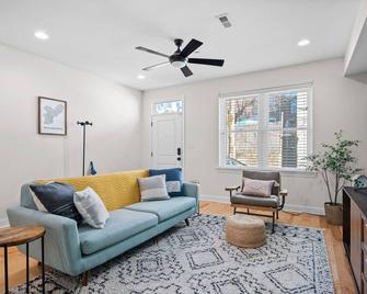 Spacious & Quiet, 5 Min Walk to Main St, Rooftop Lounge! - Philadelphia - Wohnzimmer