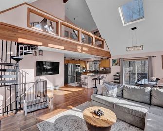 A-Frame Chalet - Mountain modern in Big Bass Lake with pool! - Gouldsboro - Salon