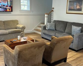 Available! Close to the Botanical Gardens. Book for a holiday staycation. - Boothbay Harbor - Living room