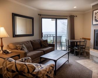 Weathervane Terrace Inn and Suites - Charlevoix - Wohnzimmer