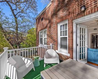 Vibrant and Cozy 2BR near Uptown with Balcony - Charlotte - Balkon