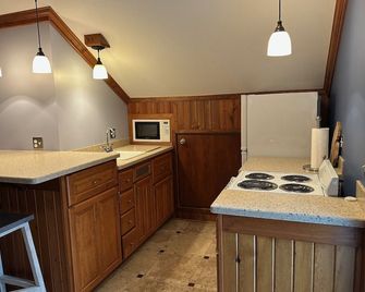 Studio apartment 2.5 blocks from Tawas Point State Park beaches. - Tawas City - Cocina