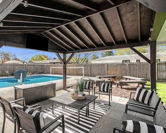 Poolside Playhouse: Hot Tub, Firepit & Games - Stevensville - Zwembad