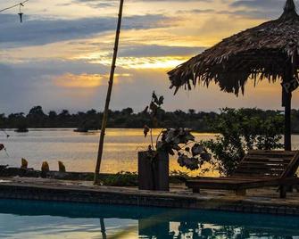 Elizabeth Village and Resort - Buchanan - Piscina