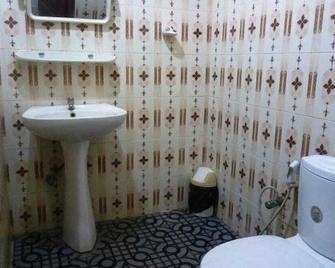 Sarathchandra Tourist Guest House - Embilipitiya - Bad