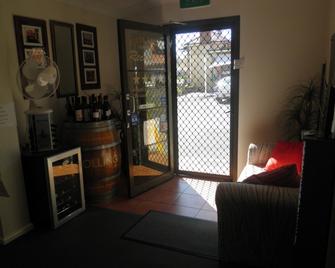 Poet's Recall Motel - Gundagai - Living room
