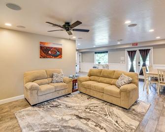 La Verkin Family Apartment - 21 Miles to Zion! - La Verkin - Living room