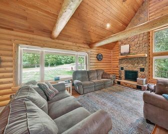 Forest Escape w/ Hot Tub & Bunk Rooms - Sturgis - Huiskamer