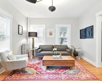 Modern Victorian 3br 2ba Apt With Parking - Springfield - Living room