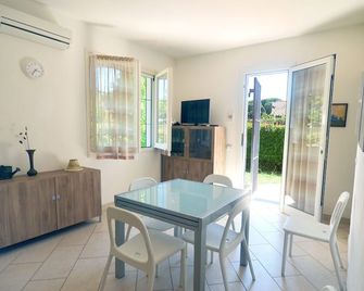 Renovated villa on the ground floor with large garden in exclusive area - Lido delle Nazioni - Comedor