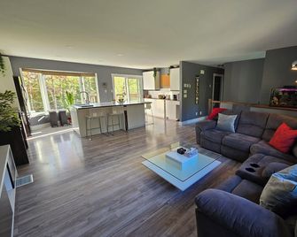 Fall River Haven Entire floor just for you, full kitchen and bathroom. - Fall River - Living room