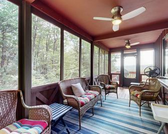 Tranquil & renovated dog-friendly home with mountain views, W/D, AC - White River Junction - Living room