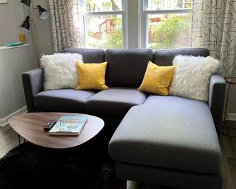 Near DT Madison - One Block from Lake Monona & Lake Loop Bike Path - Monona - Living room