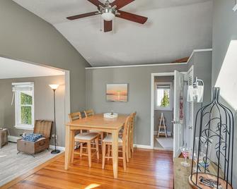 Downtown Westerly Home 4 Mi to Beaches! - Westerly - Restaurant