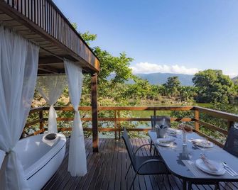 Chale confortavel com pisc,WiFi, garagem e jacuzzi - Garuva - Balcón