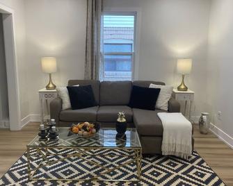 Entire main floor of a cozy bungalow with easy access to downtown Toronto - Toronto - Living room