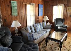 BlackBeard's Retreat - Historic and Pet Friendly cottage - Kitty Hawk - Living room