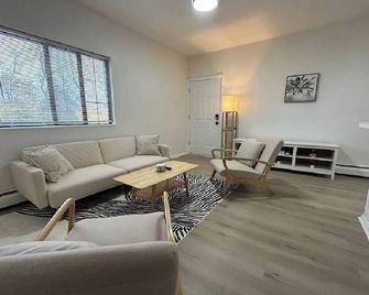 Affordable Stay Near Proctors A3 - Schenectady - Living room