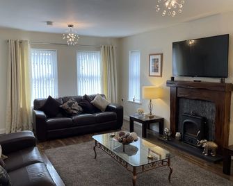 Luxury Portrush Holiday Homes - The Grange, Portrush Sleeps 13 - 6 bedrooms - Portrush - Living room