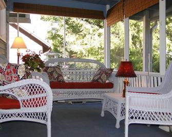 Authentic Chautauqua Institution cottage, Great location, Whole house - Chautauqua - Patio