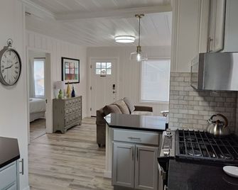 Browny's house @ heart of Downtown Sparks NV - Sparks - Kitchen