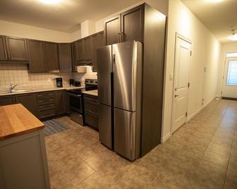 Designer 3-Bedroom executive townhouse - Grimsby - Kitchen