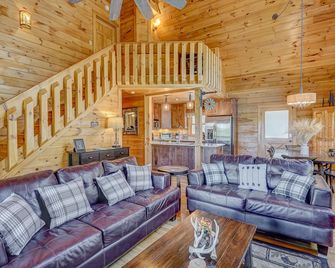 Beautiful dog-friendly, mountainside cabin w/ private hot tub, and pool table - Mineral Bluff - Living room