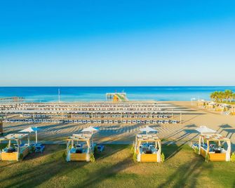 Euphoria Palm Beach Resort - Side - Strand