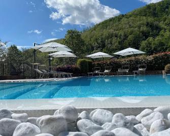 POETRY - cottage with garden, shared pool, private patio - Gallicano - Piscina