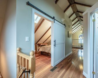 This charming spacious post-and-beam gateway approx. 5 mins from Pt Dover beach. - Simcoe - Hallway