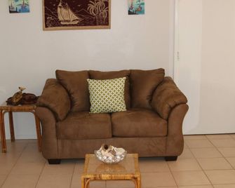 Cozy Romantic Bungalow — 3 min walk to the beach, in front of the golf course! - Frigate Bay - Huiskamer