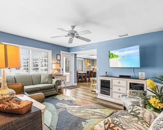 -Warm Sands- Fantastic Gulf Front Duplex! home - Fort Myers Beach - Вітальня