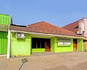 Spot On 91521 Mayong Guesthouse - Jepara - Gebouw