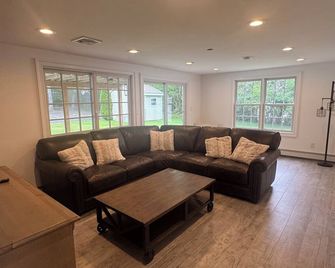 Spacious 5-bedroom house with AC, WiFi in charming East Quogue - East Quogue - Living room