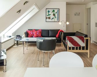 2 Bedroom Amazing Apartment in Roenne - Rønne - Wohnzimmer