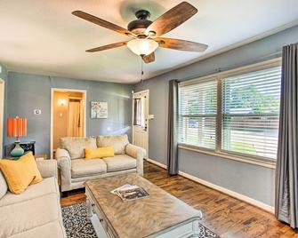 'GiGi's Place' w/ Fire Pit, Half-Mile to Dtwn - Forney - Sala de estar