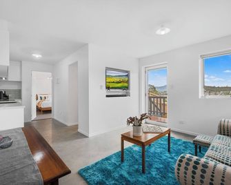 Cosy Cottesloe - 2 Bedroom Unit - Free Parking - Free Wifi - Lindisfarne - Living room