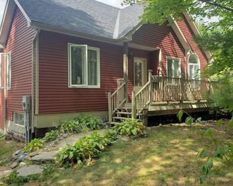 Round Lake Cottage Pool Hot Tub - Havelock - Building
