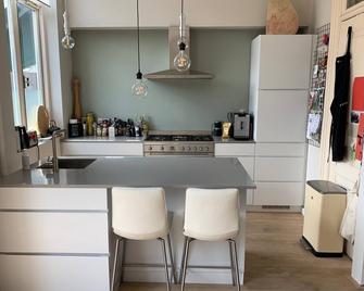 Haarlem sunny appartment 125m2 with terrace and BBQ (max 4 adults / 5 incl kids) - Haarlem - Kitchen