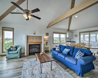 Avon Home on the Channel with Hot Tub and Deck! - Avon - Sala de estar