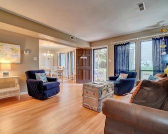 Charming Condo At Wide, Sandy Chesapeake Bay Beach; Twin condo is vrbo #176755 - Virginia Beach - Living room