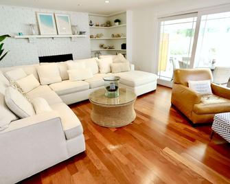 Rare find! Chic cottage, salt water heated pool May 15-Oct15. - Arnold - Living room