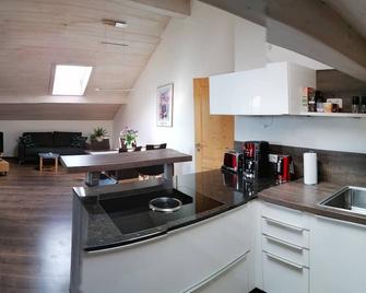 Ferienwohnung für 2-4 Personen, 1 Sep. Schlafzimmer und Balkon in Chieming-laimgrub - Chieming - Küche