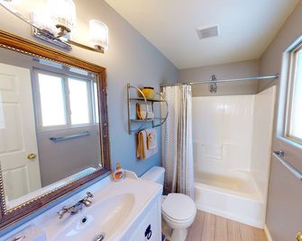 Steel Bender Retreat ~ 3293 | 3 Bed, 2 Bath - Moab - Bathroom