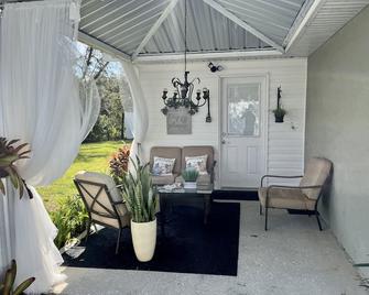 Modern studio apartment with covered outside seating area - Spring Hill - Terasa