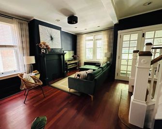 Charming 3-bedroom Retreat in Historic Germantown - Philadelphia - Living room