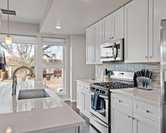 Upscale Downtown Townhome! - Cheyenne - Kitchen