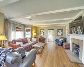 Tulsa Home w/ Yard: 5 Mi to Downtown! - Tulsa - Living room