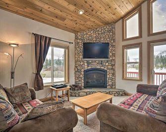 9 Mi to Heavenly Mountain South Lake Tahoe Home! - South Lake Tahoe - Living room